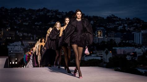 sfilata per versace|Versace sfila a Los Angeles con una nuova  .